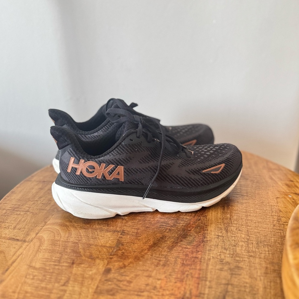Hoka One Clifton 9 Running Shoes in Black Rose Gold Women's 5.5B